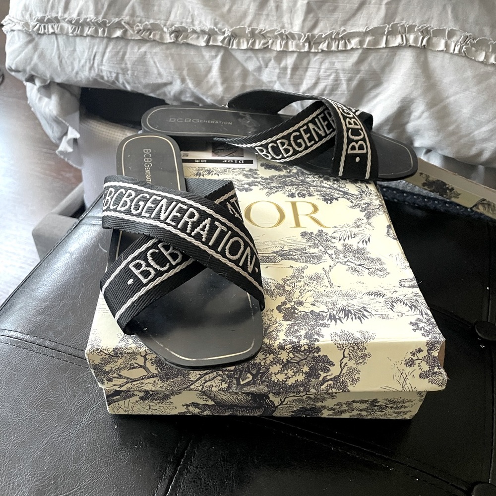 BCBG signature cross woven slide
